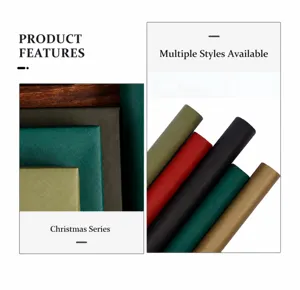 Dettaglio di rotoli di carta da regalo Kraft opaca in colori solidi natalizi