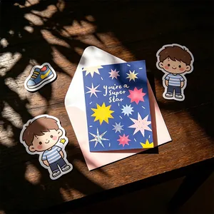 Primer plano de una tarjeta azul 'You're a Super Star' con patrones de estrellas y sobre rosa.
