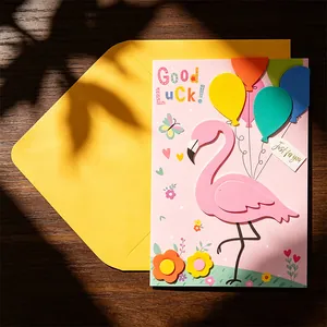 Detailansicht der handgefertigten 3D-Flamingo-Grußkarte mit bunten Ballons und Umschlag