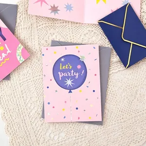 Vista detallada de una tarjeta de felicitación 'Let's Party' con diseño de globo