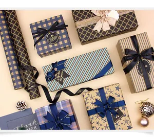 Auswahl an Vintage Kraftpapier mit blauem Gitter und nautischen Mustern für Geschenke