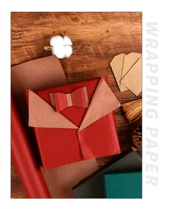 Creatief inpakpapier idee met rood mat en gestreept kraftpapier op een houten achtergrond