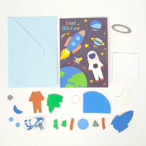 Detailansicht des DIY-Grußkarten-Sets mit Weltraum-Thema, Schaumstoffteilen und Umschlag