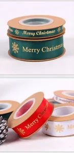 Détail du ruban de Noël en polyester gaufré or de 2,5 cm avec texte Merry Christmas