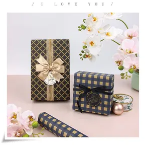 Vintage blau kariertes und schwarz rautiertes Kraft-Geschenkpapier für kreative DIY-Projekte.