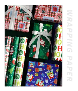 Detail van feestelijke kerstcadeaupapierrollen met kerstman- en sneeuwvlokpatronen