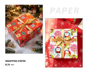 Dettaglio ravvicinato di carta da regalo natalizia su scatole con nastri d'oro