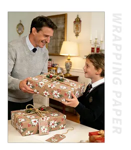 Gemütliche Lifestyle-Szene mit weihnachtlichem Kraftpapier und floralen Mustern auf Geschenken