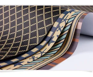 Detailansicht verschiedener nautischer und geometrischer Muster auf Kraft-Geschenkpapier.
