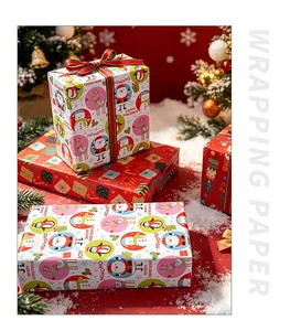 Dettaglio della carta da regalo natalizia con motivi di Babbo Natale e schiaccianoci