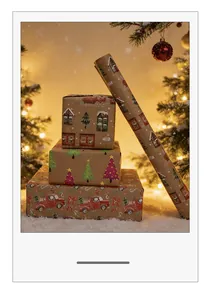 Detail von Vintage Weihnachts-Kraftpapier mit festlichen Mustern in gemütlicher Kulisse