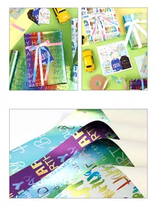 Detailansicht der glänzenden Textur und des Regenbogen-Verlaufs von Geschenkpapier