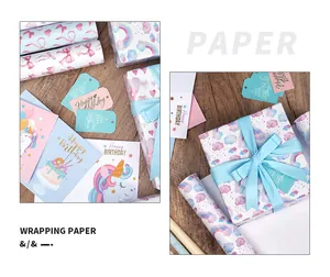 Detailansicht von Geschenkpapier-Set mit rosa Schleife, Regenbogen, Karten und Anhängern