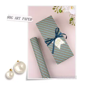 Hochwertige Detailansicht von 80G-Kunstdruckpapier mit blau-goldenen Streifen für Geschenke