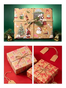 Nahaufnahme von festlichem Weihnachts-Geschenkpapier aus Kraftpapier mit Motiven