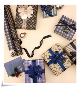 Set aus Vintage-Kraftpapier in Navy-Blau mit Karomuster und nautischen Motiven