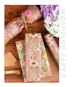 Gros plan sur du papier cadeau kraft vintage avec divers motifs floraux sur bois