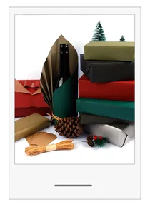 Detailweergave van diverse mat effen cadeaupapier rollen met jute touw en kraft labels