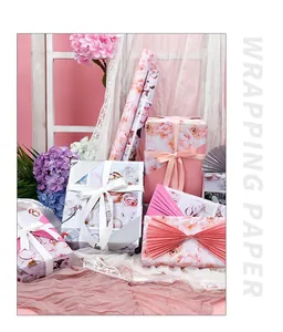 Detail van romantisch bloemen inpakpapier met roze Valentijnsdag thema