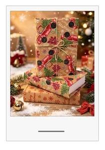 Nahaufnahme von Weihnachtsgeschenkboxen, verpackt in hochwertigem Vintage-Kraftpapier