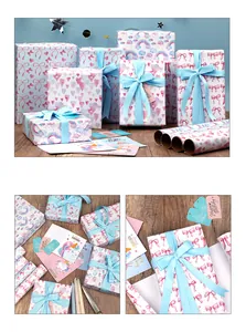 Detail der Geschenkpapierrollen mit rosa Schleifen und Regenbogenmotiven und Bändern.