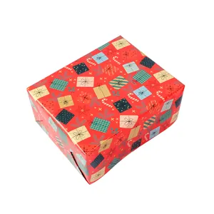 Vista dettagliata della carta regalo di Natale rossa con motivi festivi su una scatola