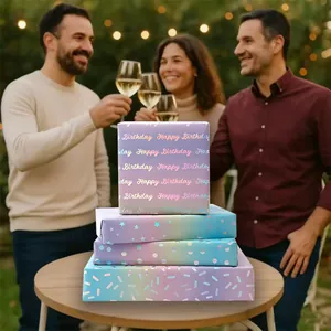 Makroansicht von Laser-Hologramm-Geschenkpapier mit Sternen und Geburtstagstext.