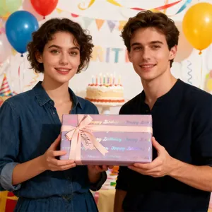 Detailansicht von lila Happy Birthday Laser-Geschenkpapier in einer Partyszene