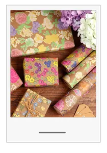 Détails des motifs floraux vintage sur des rouleaux de papier cadeau kraft brun.