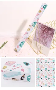 Détail du motif floral sur papier cadeau et d'une boîte cadeau joliment emballée.