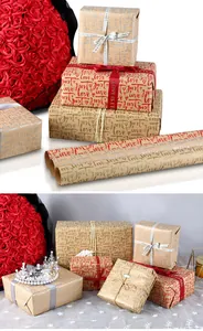 Vintage kraft inpakpapier met hart- en liefdespatronen voor Valentijnsdagcadeaus