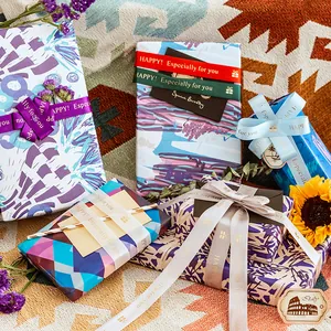 Geschenkpapier-Set mit abstrakter Kunst, eleganten Bändern und feinen Dekokarten
