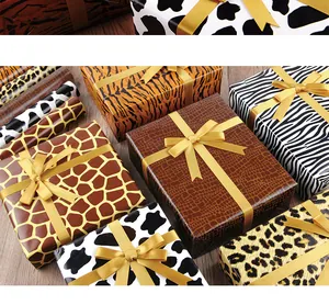 Een collectie cadeaupapier met dierenprints zoals luipaard, zebra en koevlekken patroon