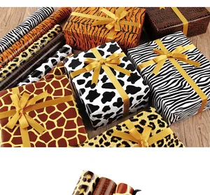 Detailopname van cadeaupapier met dierenprints zoals luipaard en zebra texturen