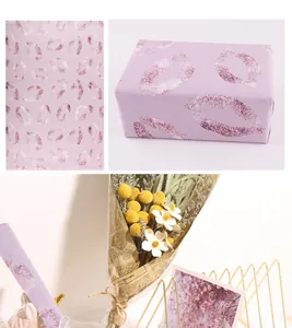 Vue détaillée d'un papier cadeau violet avec un motif de lèvres pailletées brillant.