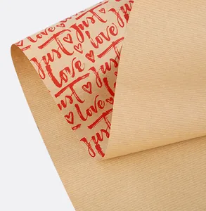 Detail van vintage kraft inpakpapier met rode Just love en hartjes patroon opdruk