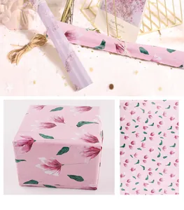Papier cadeau fleuri avec motif de magnolia rose pour boîtes cadeaux