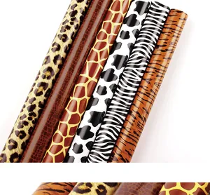 Detail van rollen cadeaupapier met verschillende dierenprints zoals luipaard en zebra