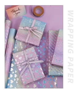 Detailansicht von traumhaft violettem Laser-Geschenkpapier mit Herzen und Mustern.