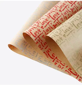 Detailweergave van vintage kraft inpakpapier met rood gedrukt 'just love' patroon tekst