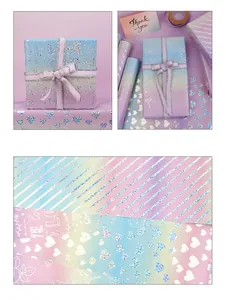 Nahaufnahme von holografischem Laser-Geschenkpapier mit Herz- und Streifenmustern