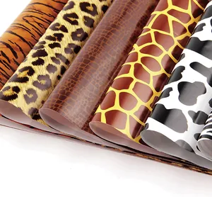 Close-up van diverse dierenprints op hoogglanzend inpakpapier voor cadeaus