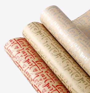 Detailopname van drie kraft inpakpapier rollen met metallic rode, gouden en zilveren patronen.