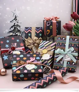 Carta regalo nera con motivi a stelle e strisce colorate per confezioni regalo festive