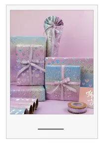 Traumhaftes lilafarbenes Laser-Geschenkpapier mit Herzmustern für den Valentinstag und Geburtstage