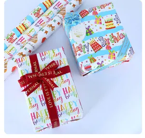 Detailopname van verjaardagscadeaus in kleurrijk inpakpapier met een rood lint.