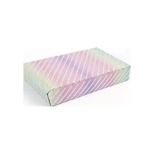 Vista dettagliata della carta regalo viola iridescente con strisce glitterate d'argento