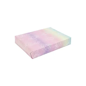 Vista dettagliata della carta regalo olografica sfumata viola con motivo a rose