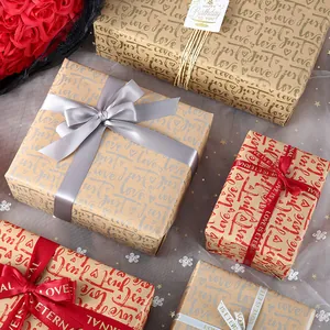 Vintage kraft inpakpapier met Love prints en decoratieve linten