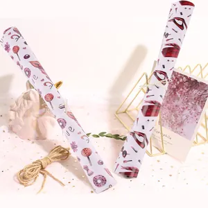 Rouleaux de papier cadeau floral élégant pour la Saint-Valentin ou les anniversaires.